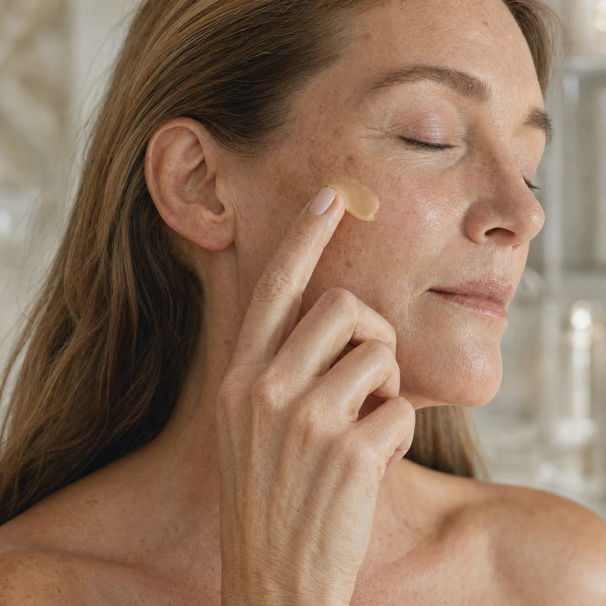 Kojic Acid Illuminating Serum – applied to skin