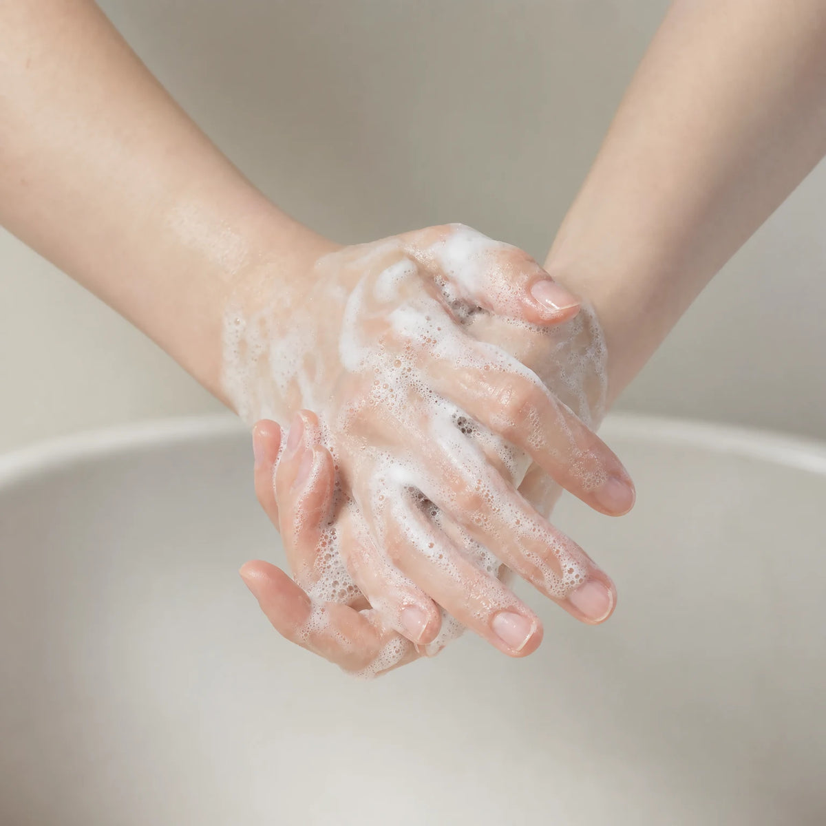 Fresh Mint & Cedarwood Hand & Body Wash – applied to skin