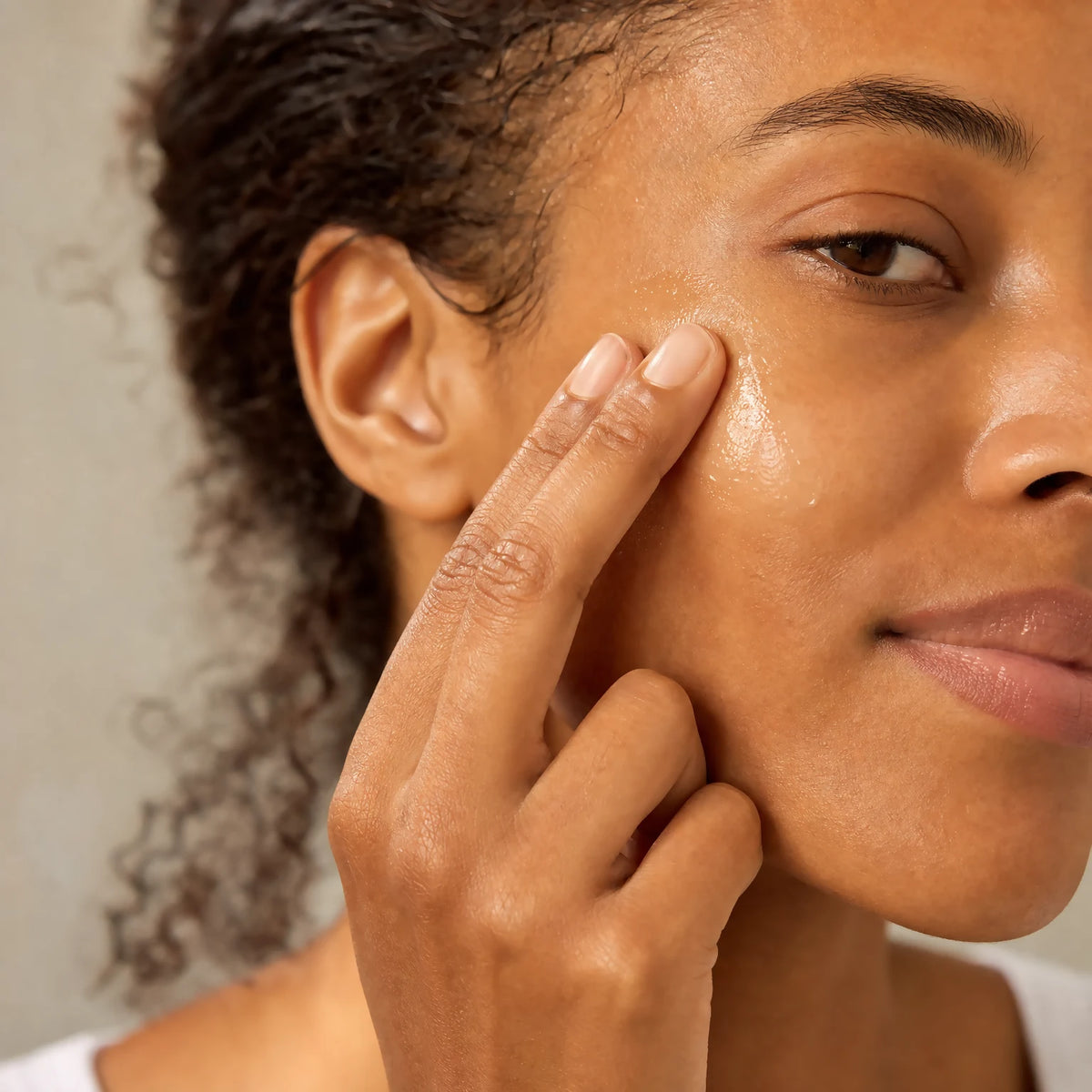 Murumuru Illuminating Serum – applied to skin
