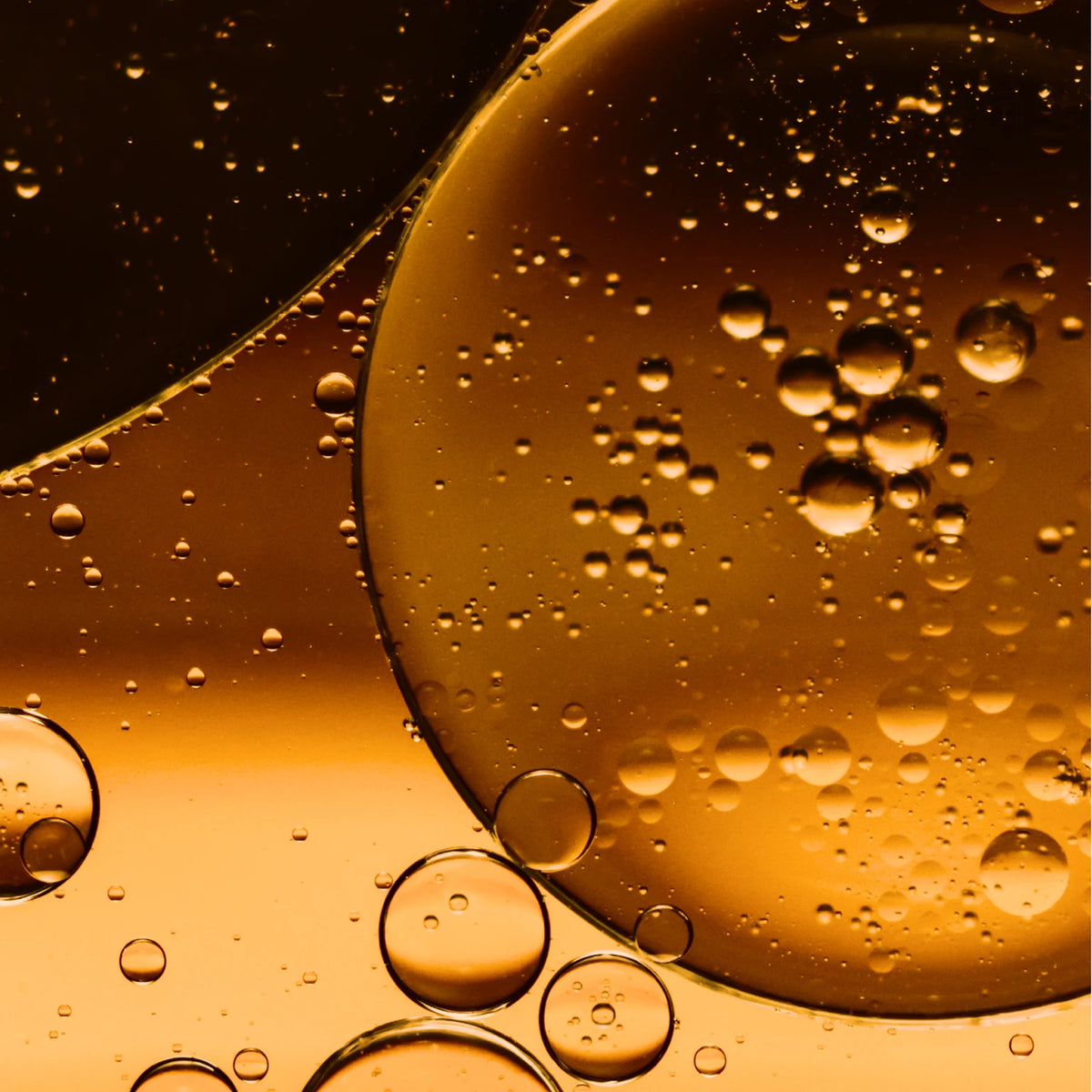 Omega-Rich Satin Body Oil – texture close-up