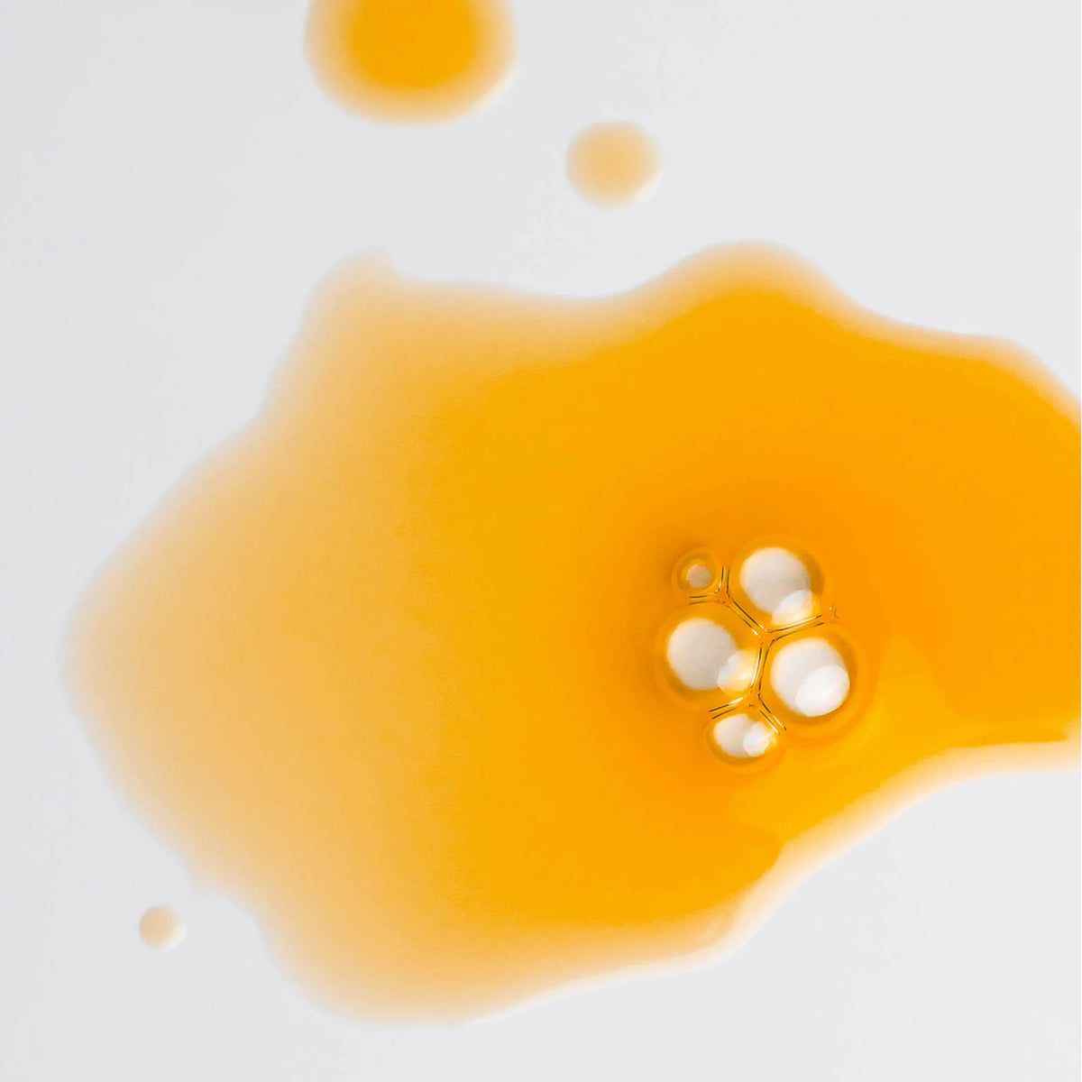 Cloudberry Silk Facial Oil – texture close-up