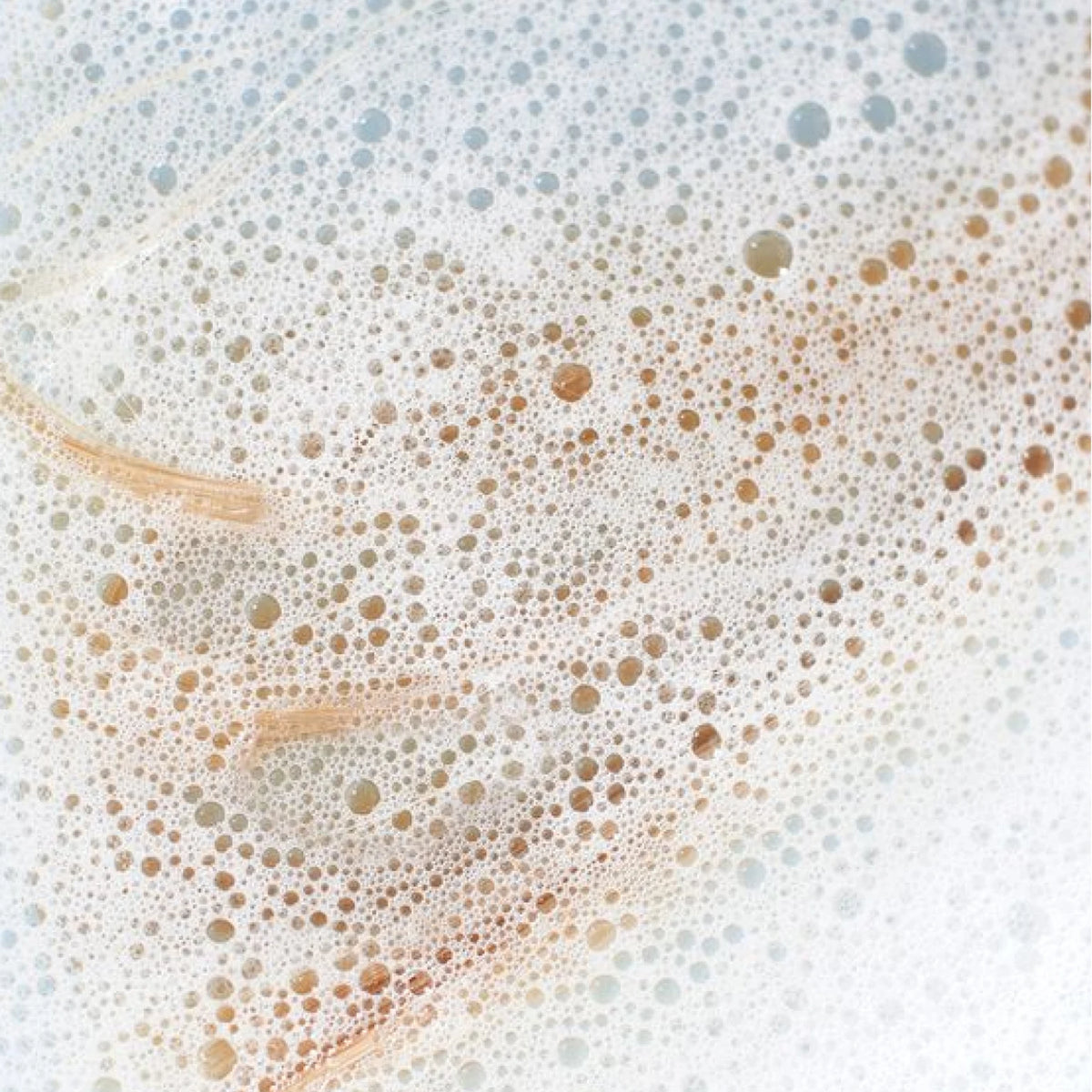 Linden Flower Harmonising Scalp Shampoo – texture close-up
